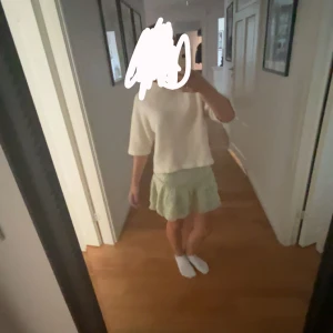 Vit tröja från & Other Stories str Xs - Säljer en stilren vit tröja från & Other Stories i str Xs. Tröjan har en enkel design med korta ärmar och en rund hals. Perfekt för en avslappnad look. 