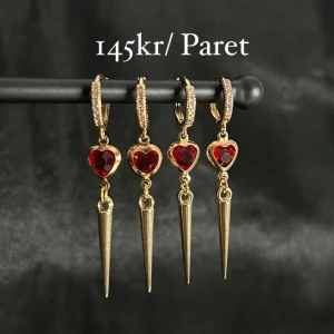 Örhängen hjärtan guld - Säljer dessa röda hjärt örhängen i guld! De är i materialet koppar. Säljes för 145kr/paret😍