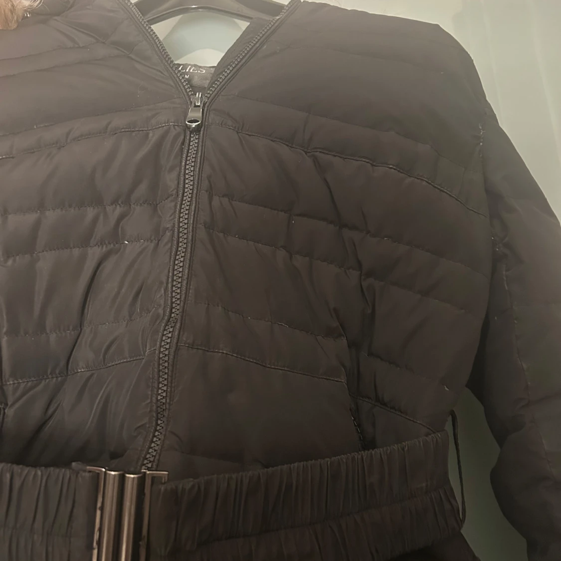 Svart dunjacka från Hollies - 91