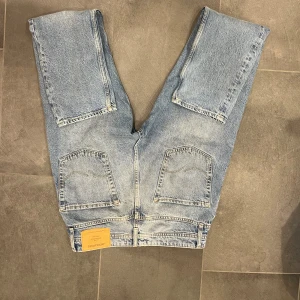 Ljusblåa Jack n Jones jeans - Säljer dessa ljusblå jeans i storleken W:29 L:30.  De har inga defekter alls. Hör av er vid minsta fråga!💫