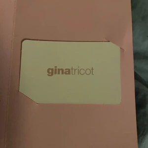 Presentkort från Gina Tricot 1000kr - Presentkort från Gina Tricot, fick den i julklapp men handlar sällan där och hoppas kunna ge den användning genom att sälja för mindre värde❤️