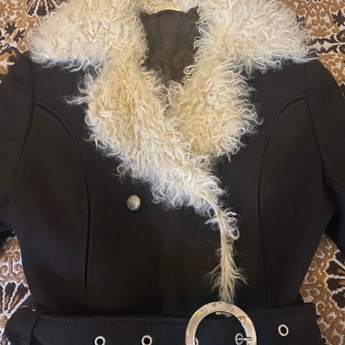 Svart kappa med pälsdetaljer - 90