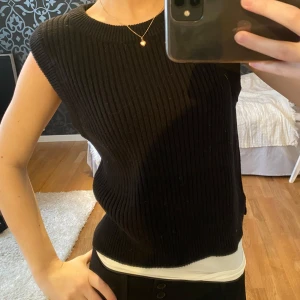 Stickad topp/väst - Svart ribbstickad topp/väst. Perfekt för lager-på-lager eller att bära som den är🖤