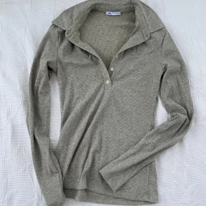 Zara tröja - Långärmad tröja från zara med knappar, både fin öppen och knäppt. Färgen är grå och glittrigt som man ser på fjärde bilden tagen med blixt. Väldigt stretchig matrial, mycket bra skick nästan aldrig använd☺️