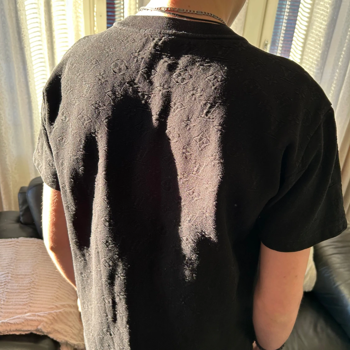 Svart monogram t-shirt med ficka - 92