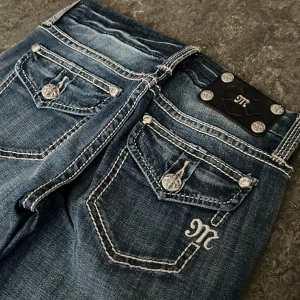 Miss Me Jeans  - Midjemått rakt över: 31                                                               Innerbenslängd: 70 