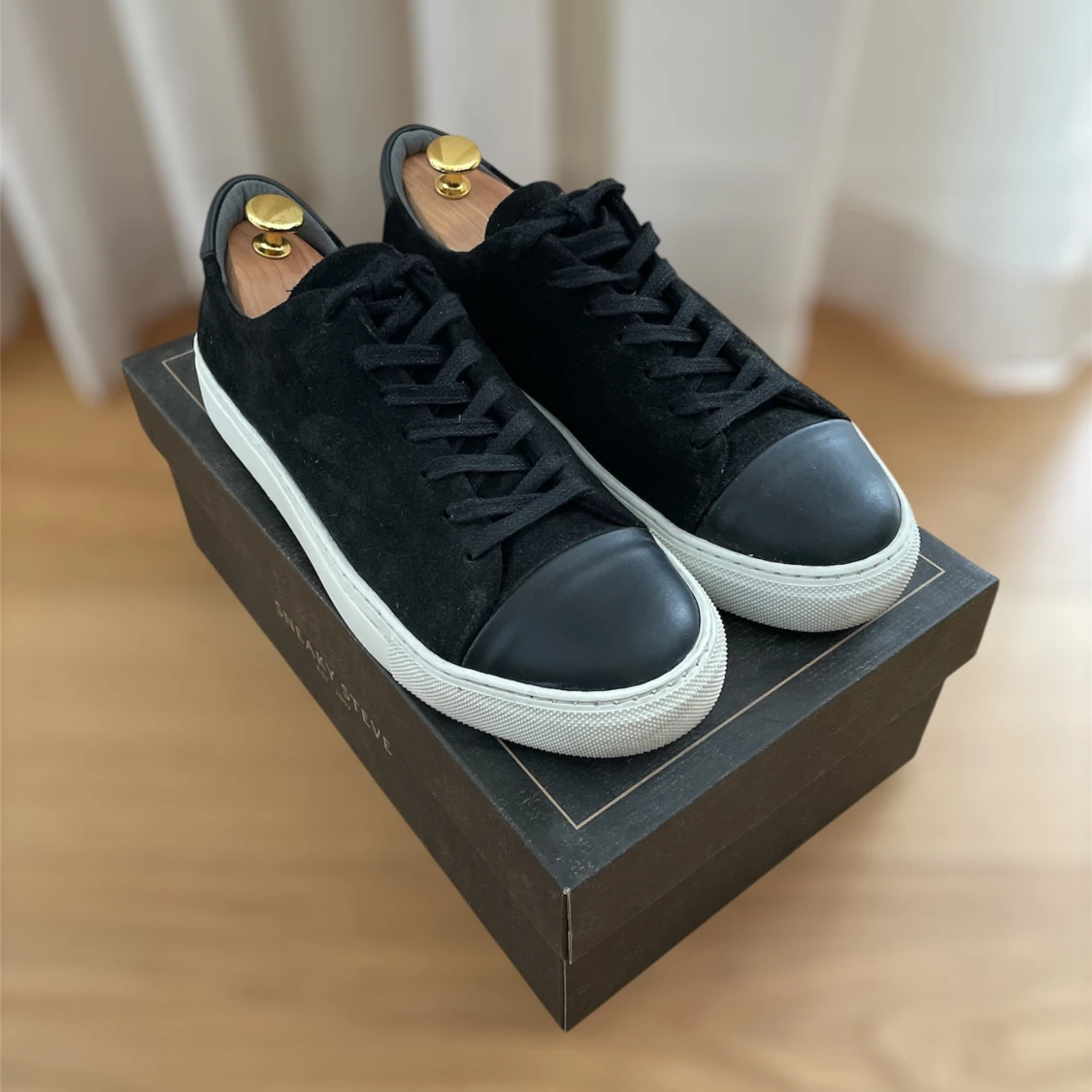 Svarta sneakers från sneaky Steve