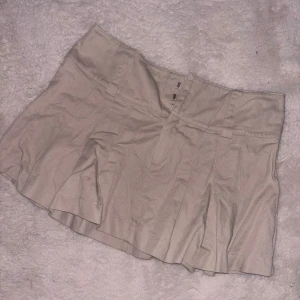 Beige minikjol - Lågmidjad minikjol från Gina 