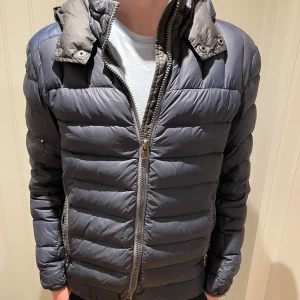 Colmar jacka  - Riktigt snygg Colmar jacka, finns små defekter och lagningar därav de låga priset, passar runt S. Modellen är 179.   Hör av dig vid minsta fundering (20)