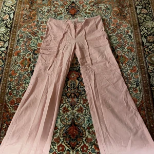 Ljus rosa linnebyxor från De Facto - Coola linnebyxor från De Facto, perfekt till sommaren. Passar mig som är 165cm bra i längden. Midjemåttet är 37. Jag har använt dom bara en gång. Dom är low waist och bootcut/straight.🫶🏻