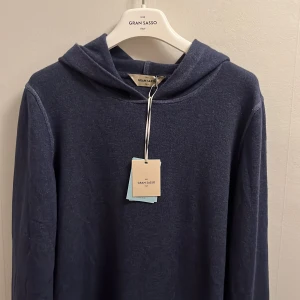 Gran Sasso Hoodie - Snygg och bekväm mörkblå hoodie från Gran Sasso. Kashmir blandning. 2,999kr ny pris. OG som galgen följer med. Tveka inte på att höra av er vid flera frågor 