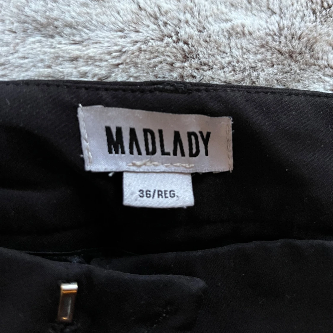 Svarta kostymbyxor från Madlady - 90