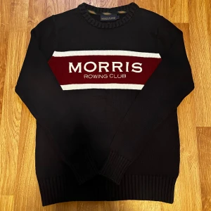 Svart tröja från Morris - Säljer denna feta sticka tröjan. Storlek small men har en tajt passform så skulle säga att den passar xs. Skick 9/10 Ställ frågor!😁
