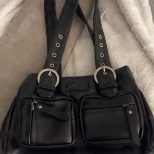 Svart axelväska  - Super snygg svart väska, perfekt för alla outfits o passar till allt. Den är ett hål i ett fack på sista bilden men inget man tänker på så mycket, annars bra skick❤️❤️