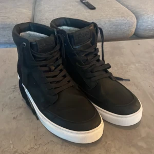 Svarta sneakers från Björn Borg - Snygga svarta vinter/vår dojor från Björn Borg med ull insida, väldigt sköna och bekväma, passar perfekt för kallare väder. Använda endast 1-2 gånger. Mycket bra skick. Ny pris 1300kr. Pris kan diskuteras 