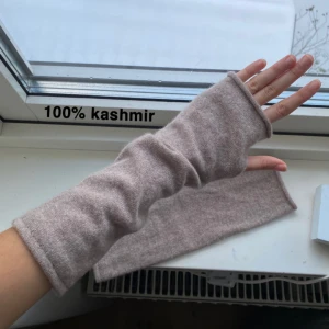 100% kashmir handledsvärmare  - SÄLJER FLER!💕Egen sydda 100% kashmir handledsvärmare/torgvantar i en fin beige färg. Vantarna är jätte mjuka och har inga defekter, perfekta nu till kylan😊Jag har själv sytt de och kashmir är ett svårt matrial att jobba med så ta det i åtanke och pruta gärna inte😅🙏🏻 Nya 100% kashmir vantar kostar ca 700 kr men här får ni för halva priset!!❤️ SÄLJER FLER, även i grått!