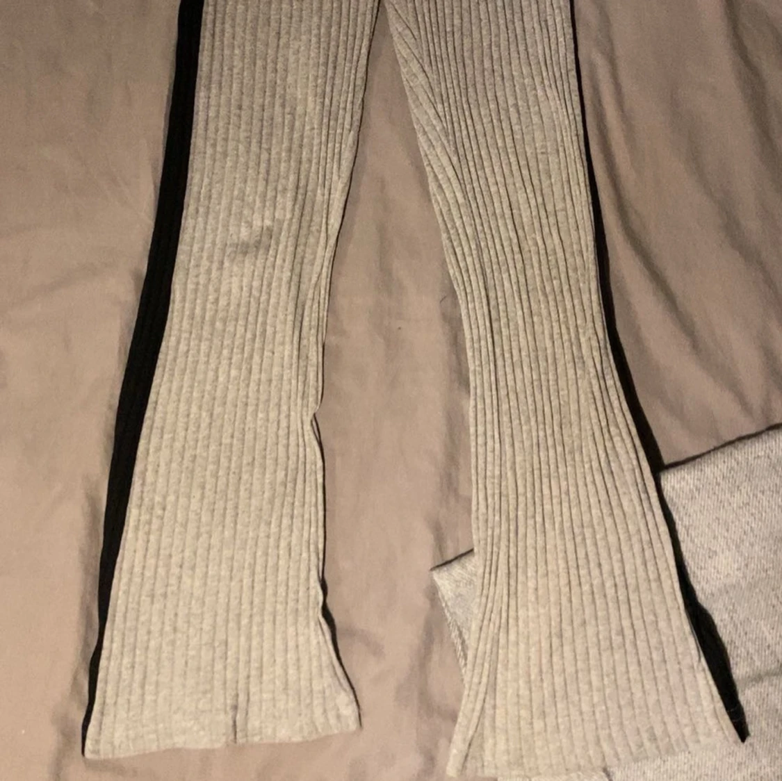 Grå ribbade byxor - 90