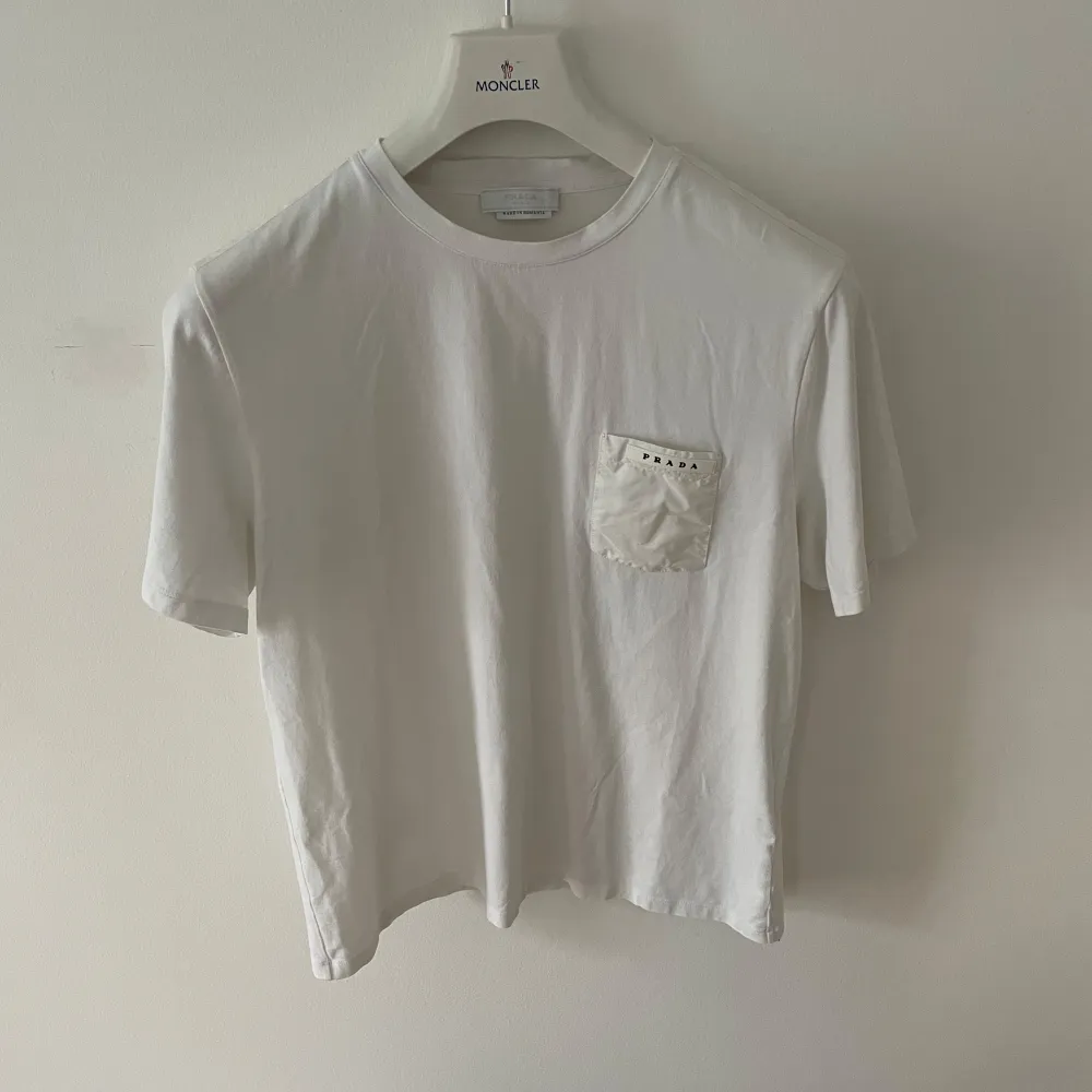 Prada t shirt, skick 9.5/10. Inga fläckar eller defekter. Passar M. Vid fler frågor bara skriv🤝. T-paidat.