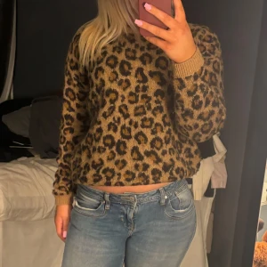 Leopardmönstrad stickad tröja - Säljer en trendig leopardmönstrad stickad tröja med långa ärmar, skriv för fler bilder 