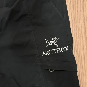 Arcteryx byxor - Arc'teryx termobyxor, Perfekta för utomhusaktiviteter och äventyr. Cond 9/10, kom dm för fler frågor🩷