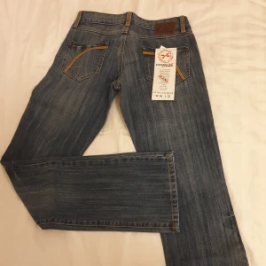 Lågmidjade bootcut jeans💓 - Snygga blå bootcutjeans från Cronx i stl W26 L32. Midja rakt över 36cm, gren 18cm & innerben 81cm. Tveka inte att höra av er vid frågor💞 Nya med lapp kvar!!