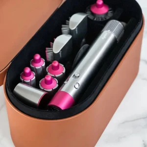 Hårstyler från Dyson - Säljer en multifunktionell hårstyler från Dyson i en elegant brun förvaringsväska. Inkluderar flera tillbehör för olika stylingtekniker, med en stilren design i silver och rosa detaljer. Perfekt för att skapa olika frisyrer med lätthet.