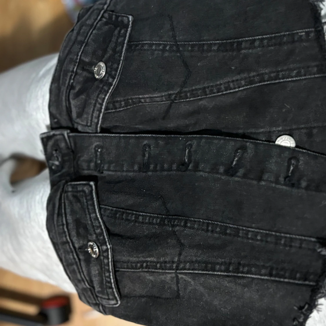 Svarta jeans topp med knappar från FB Sister/New Yorker  - 90