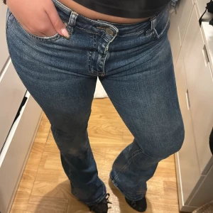 Blå bootcut jeans från ginatricot  - Snygga blå bootcut jeans från ginatricot. De har en klassisk femficksdesign och en bekväm passform. Perfekta för en avslappnad stil. Storlek M men passar mig med S, säljer då de är för långa på mig som är 152