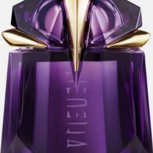 Lila parfymflaska från Mugler 30 ml - Elegant lila parfymflaska från Mugler. Köpt för ett år sedan. Strax under halva flaskan kvar