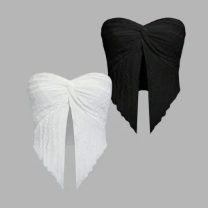 Svart och vit axelbandslös tubtopp - Snygga axelbandslösa tubtoppar i svart och vitt med knytning framtill. Perfekta för en stilren look, dessa toppar har en elegant drapering och är gjorda i ett mjukt material. Kontakta först innan köp! Nypris 70 kr, säljer 40 kr styck.