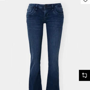 Mörkblåa bootcut Ltb jeans - Snygga mörkblå bootcut jeans med klassisk femficksdesign och knappgylf. Perfekta för en avslappnad stil med en touch av retro. Passar bra till både sneakers och stövlar. Nypris: 799kr