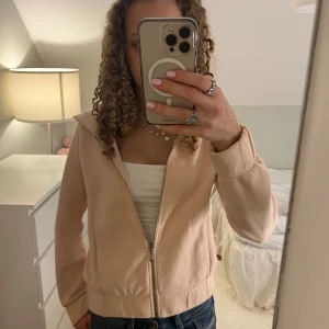 Rosa zip up hoodie från Gina - Säljer denna coola rosa hoodien med dragkedja framtill.🥰💗Den är i bra skick, och priset kan diskuteras vid snabb affär!💕