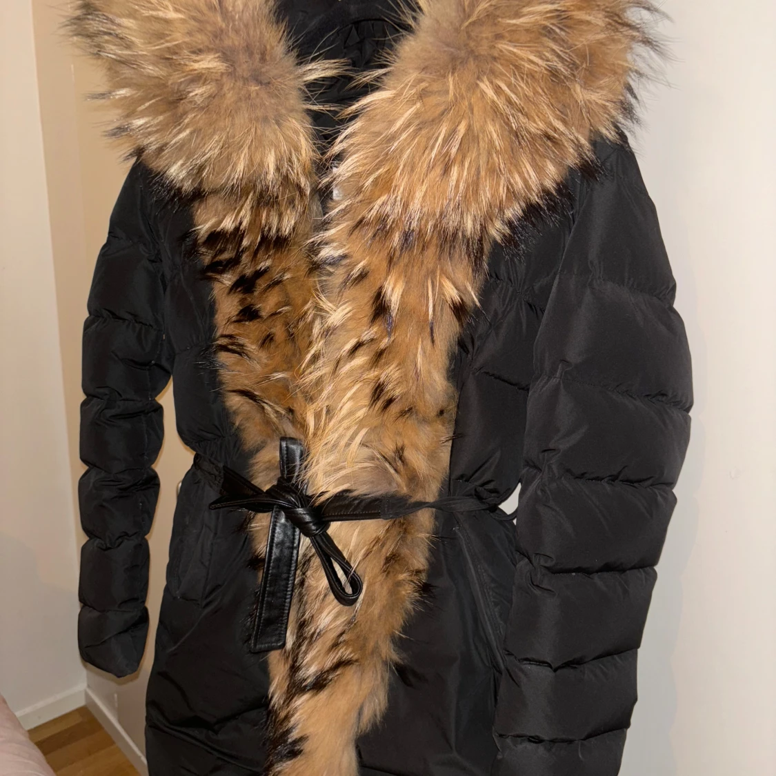 Svart dunjacka med pälsdetaljer - 90