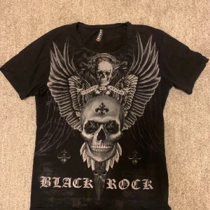 drain t shirt - skit snygg t shirt med rhinestones och döskallar, bra skick, hör av dig vid frågor