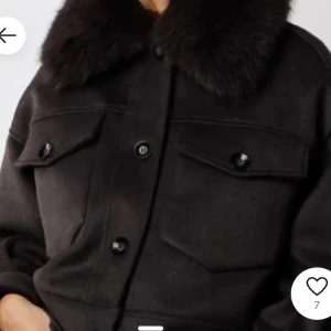 Meotine svart  - Säljer min svarta kappa som inte kommer till användning för mig… kontakta för bilder inga defekter och så fin!