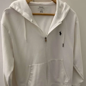 Ralph lauren hoodie - Tja säljer nu denna feta Raffe hoodie i toppskick. Den är storlek S men är stor i storleken. Skick: 8/10 Självklart äkta! Köpt på Zalando. Priset är diskuterbart 