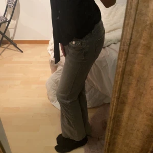 Jeans - Gråa jeans från Gina young  Storlek 158