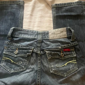 Vintage jeans - Superfina jeans i storlek 140! Tyvärr alldeles försmå för mig så kan inte visa bild hur de ser ut på. 🙏 Mid waist/low. Priset går att diskutera 💕