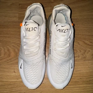 Off-white skor - Träningsskor märket off-white. Orginalpris 3000-6000kr. De är slita men funkar. De smutsiga delarna går säkert bort i tvätten. Ett "hål" som snöret ska gå igenom är trasigt men är enkelt att fixa om man vill. Jag har ej orginalboxen. Skriv gärna