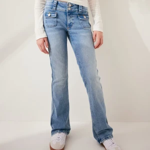 Super snygga jeans - Säljer dessa sjukt snygga low waist jeans från hm barnavdelning!! Dem är slutsålda i Sverige och är i storlek 164, dem sitter bra på mig som är ca 160 cm lång💕💕 kom privat för frågor eller fler bilder💞💞