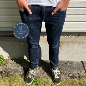 Lee jeans - Tja! Nu säljer vi ett par lee jeans. Skick 9/10 riktigt bra, använda fåtal gånger. Nypris ligger på 1000kr och säljs nu för 300kr. Hör av er vid minsta lilla fundering! 💭 