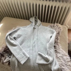 Stickad hoodie  - Såå snygg!!