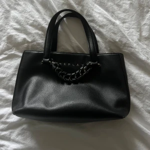 Replay väska - Jättesnygg väska från Replay som är perfekt att ha i skolan eller till vardags😍🖤  Nypris 1 365:- 