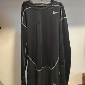 Nike tröja för träning - Detta är en jätte fin Nike tröja för träning jag har änvänt den kanske 5 gånger den kostade mig 400 kr och nu säljer jag den för 200 size m.