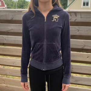 Juicy Couture tröja - Juicy tröja, marinblå, storlek XS. Säljer pågrund av att jag har vuxit ur den.💕