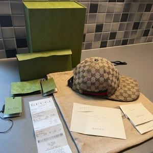 Gucci keps  - Säljer väldigt fin Gucci keps allt på bild ingår/ storlek M/ pris går diskuteras vid snabb affär 