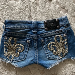 Lågmidjade miss me shorts  - Jätte fina miss me jeans shorts som är för små, storlek 25. Köpta secondhand 