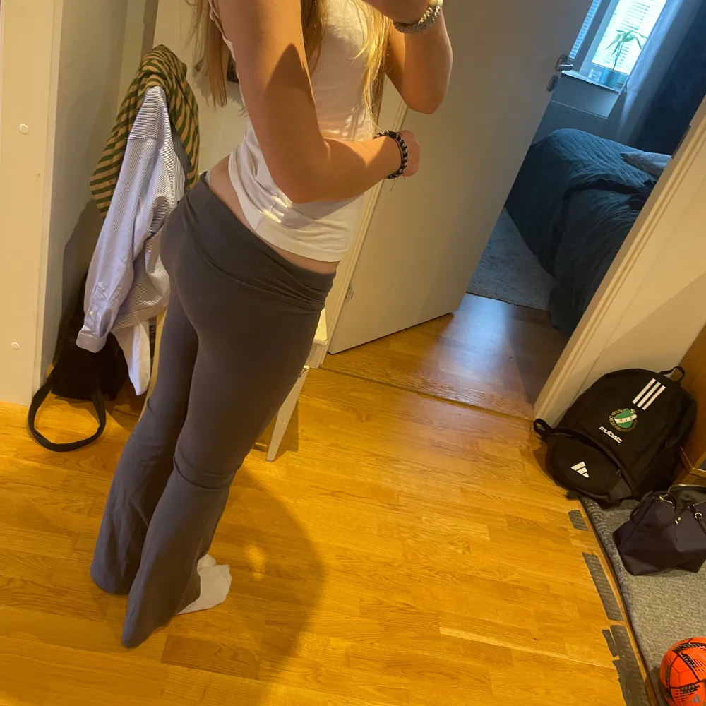 Säljer mina nästan oanvända yoga pants i bra skick💕. Jeans & Byxor.