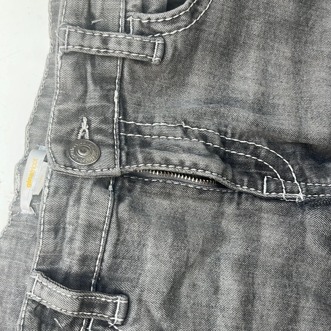 Säljer mina gråa jeans då dom aldrig kommer till användning  - 90