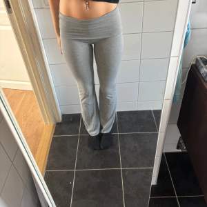 Ett par gråa yoga pants i väldigt bra skick, använt Max 5 gånger🩷 storlek 158/164 från Gina Young 